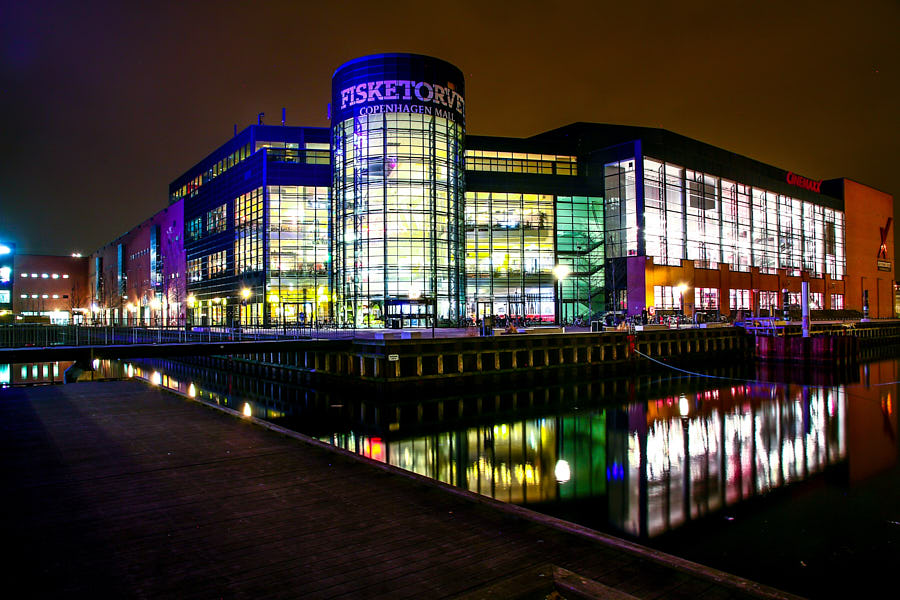 Hafenbad Fisketorvet mit Shoppingmall bei Nacht